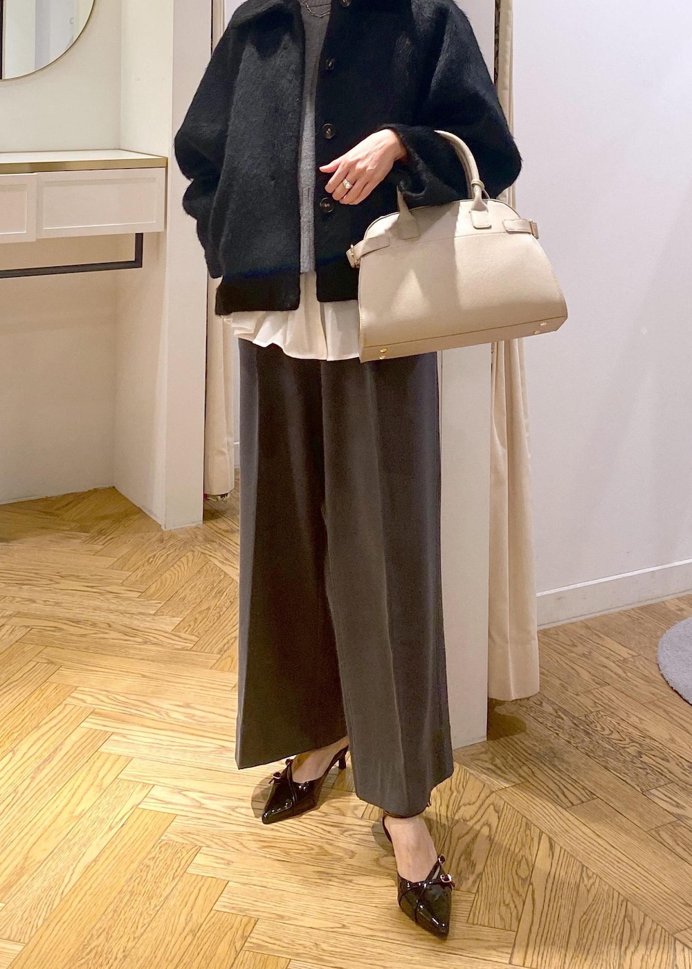 「大人シンプル、きれいめシンプル、高身長コーディネート、レイヤードコーデ、仕事、通勤、きれいめカジュアル、オフィスカジュアル、ママコーデ、アラフォー、アラフォーコーデ、初冬コーデ、冬コーデ、お仕事コーデ、授業参観日コーデ」｜「Juzeのストラップデザインパンプス（パンプス、ブラック系）」を使った、eric08さん（レディース・166cm）の冬コーディネートの5枚目の写真