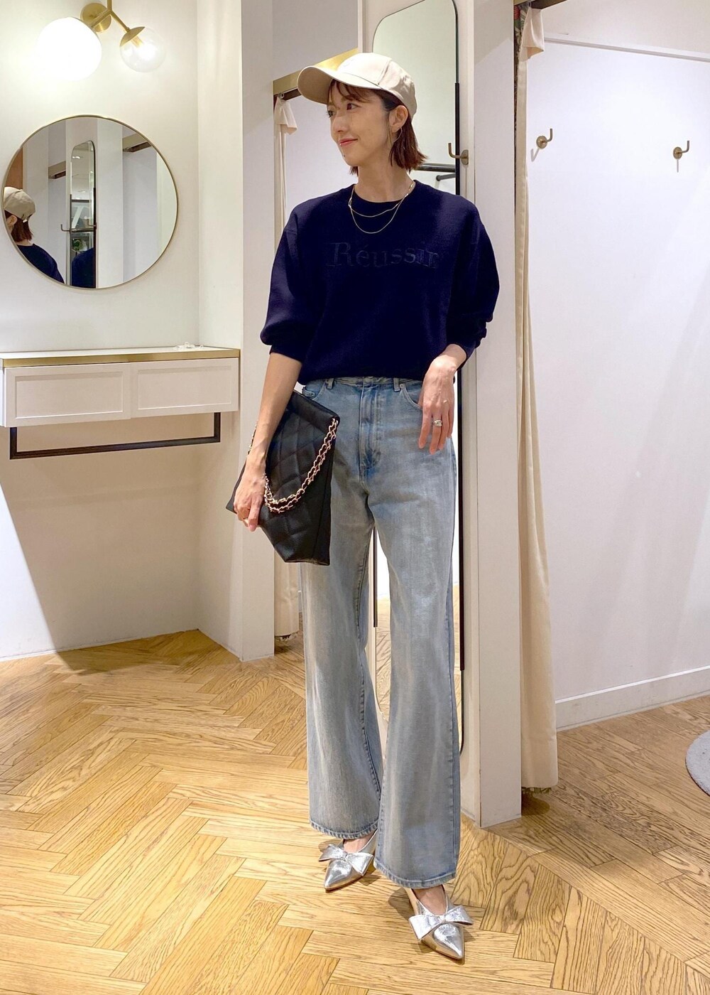 シルバー系のパンプス、ホワイト系のブルゾン、ブルー系のニット/セーターを着用したレディースの秋コーディネートの8枚目の写真