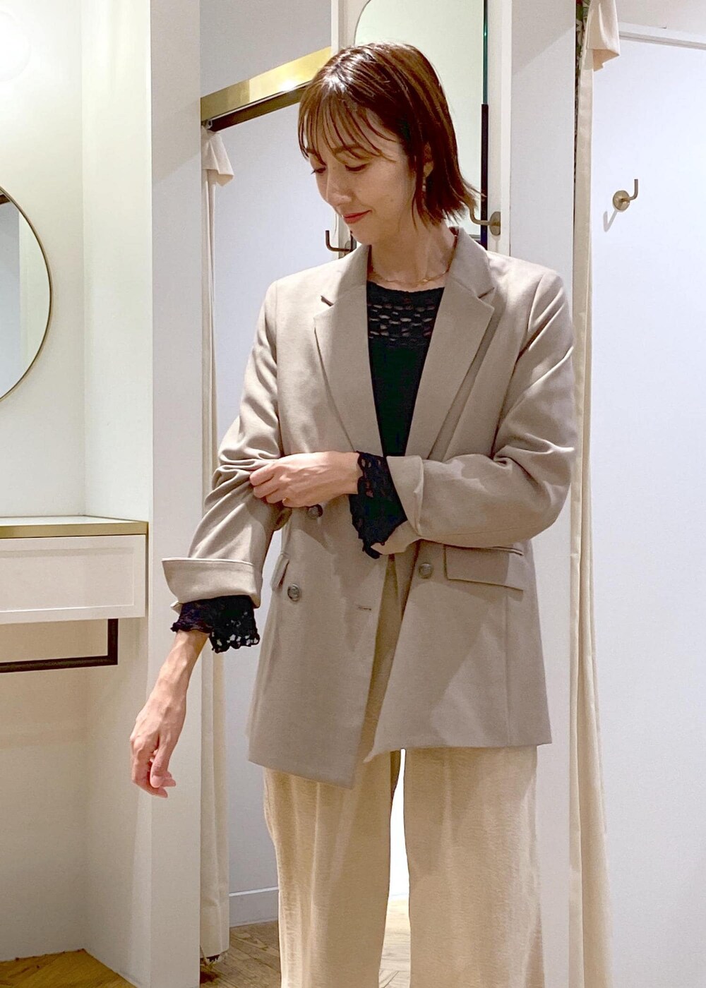 ブラック系のトートバッグ、ブラウン系のブーツ、ブラック系のTシャツ/カットソーを着用したレディースの秋コーディネートの7枚目の写真