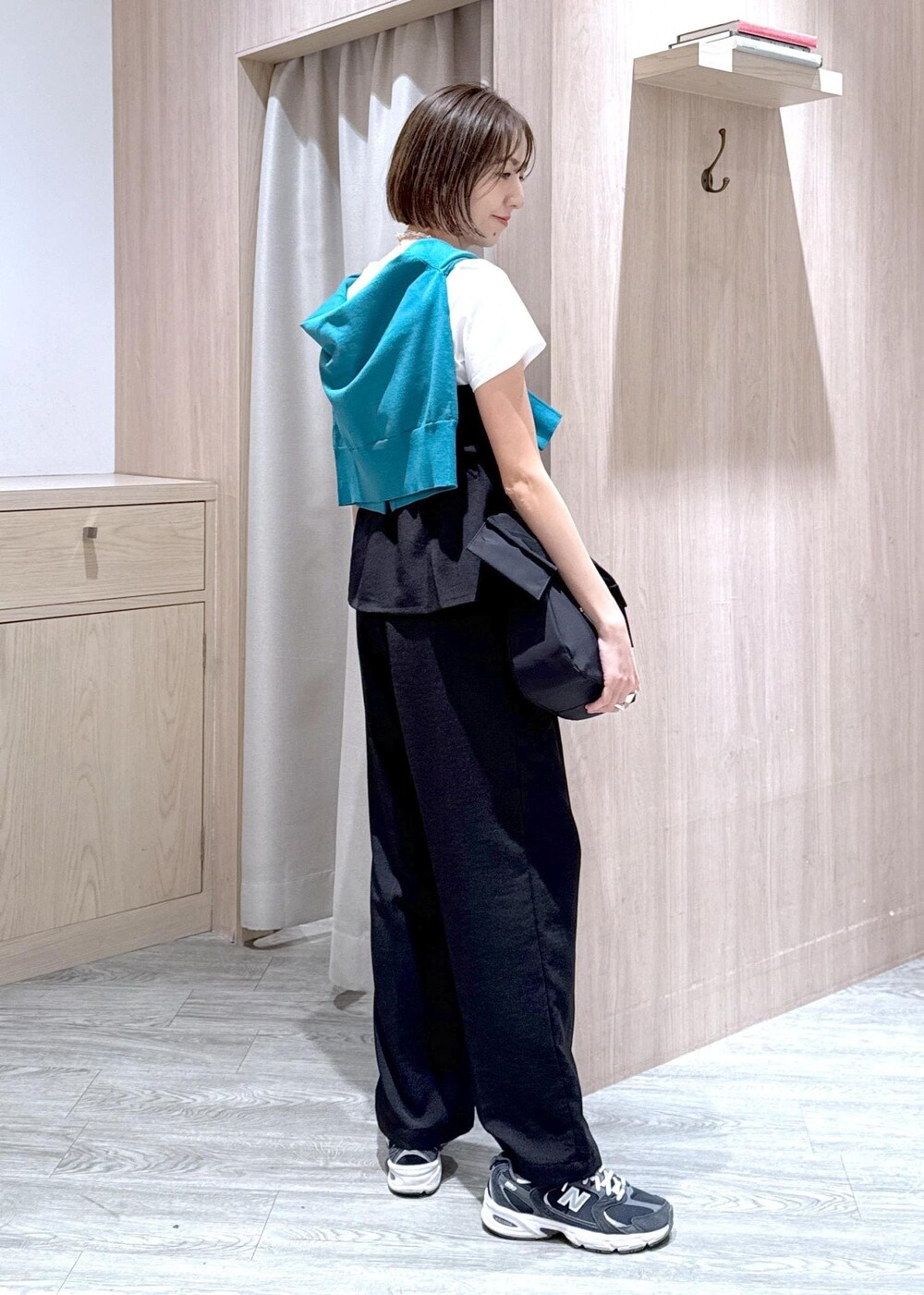 ブルー系のカーディガン/ボレロ、ブラック系のTシャツ/カットソー、ブラック系のスラックスを着用したレディースの春コーディネートの4枚目の写真