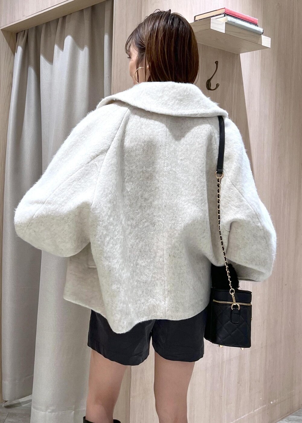 ブラック系のブーツ、ホワイト系のブルゾン、ホワイト系のニット/セーターを着用したレディースの秋コーディネートの7枚目の写真