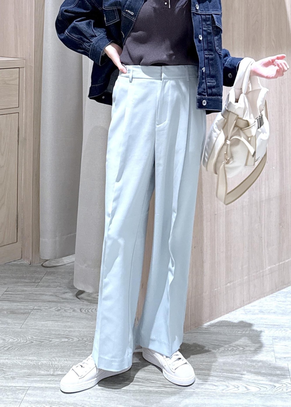 グレー系のスニーカー、グリーン系のその他パンツ、ブルー系のデニムジャケットを着用したレディースの冬コーディネートの6枚目の写真