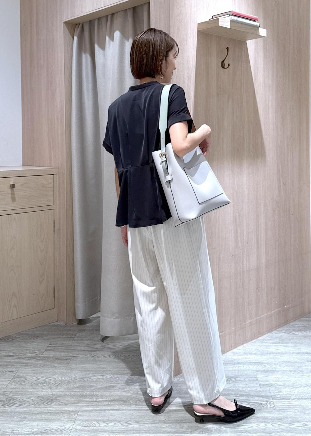 ブラック系のパンプス、ベージュ系のキャミソール、ブラック系のシャツ/ブラウスを着用したレディースの夏コーディネートの4枚目の写真