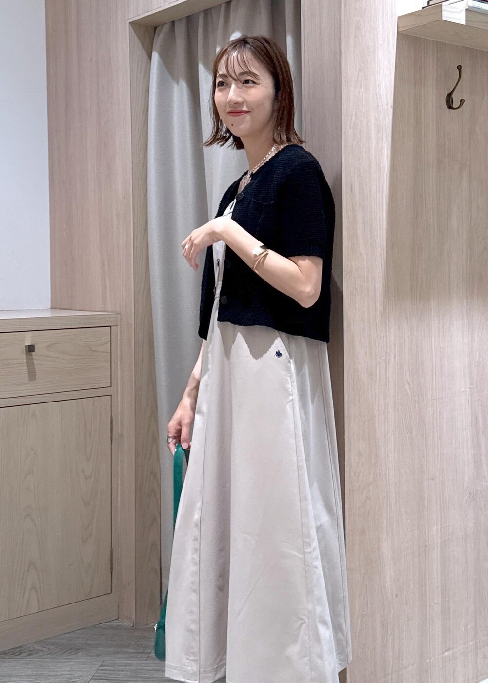 ホワイト系のキャミソール、ブラック系のサンダル、ブラック系のカーディガン/ボレロを着用したレディースの夏コーディネートの5枚目の写真