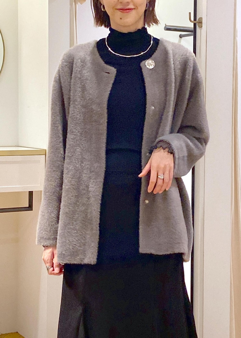 ブラック系のパンプス、ブラック系のスカート、ブラウン系のその他アウターを着用したレディースの秋コーディネートの7枚目の写真