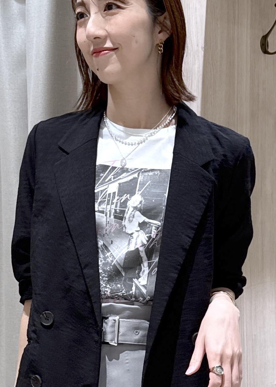 ホワイト系のTシャツ/カットソー、ブラック系のパンプス、ブラック系のバックパック/リュックを着用したレディースの春コーディネートの7枚目の写真