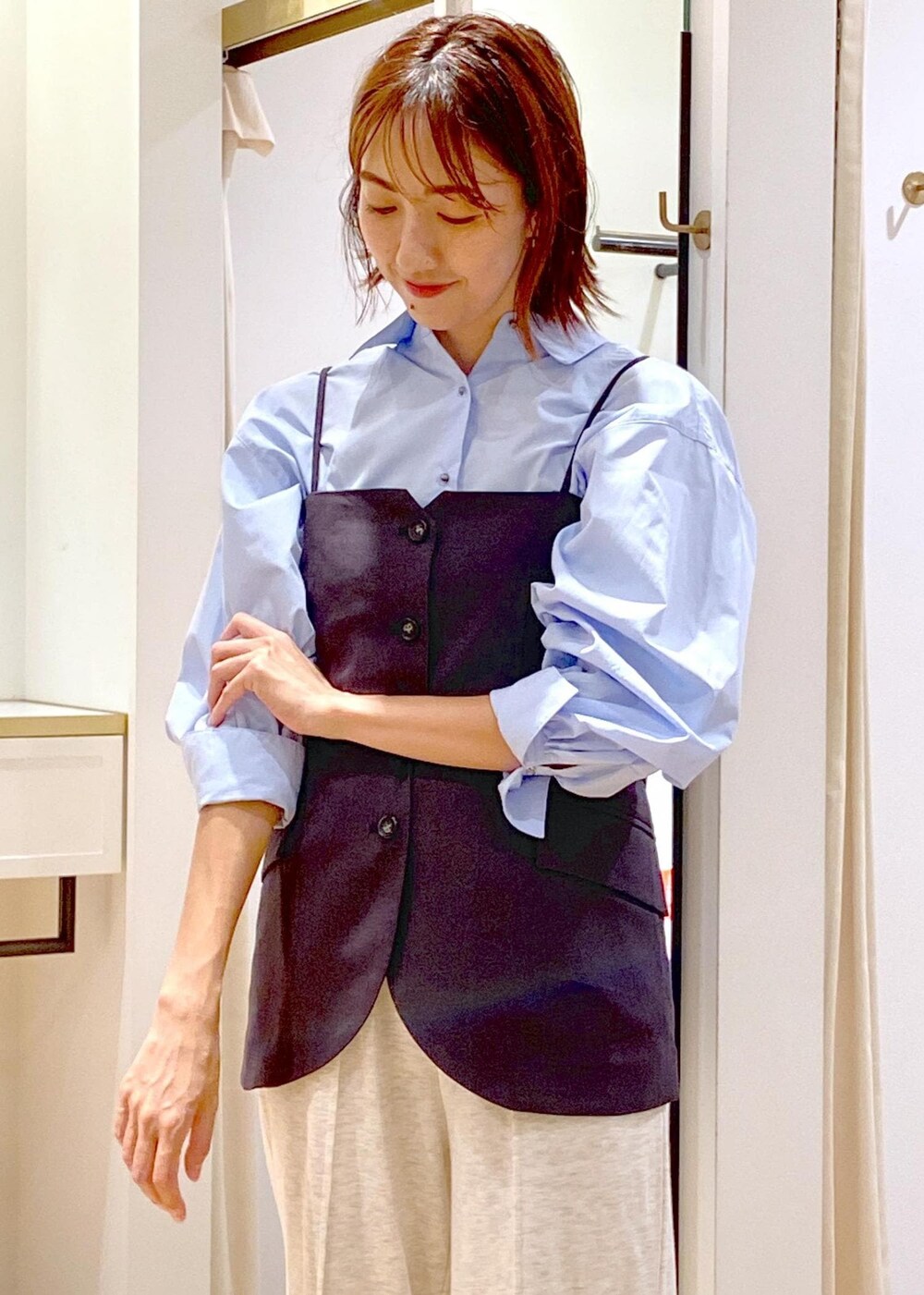 ホワイト系のその他パンツ、ブルー系のシャツ/ブラウス、その他のショルダーバッグを着用したレディースの秋コーディネートの5枚目の写真