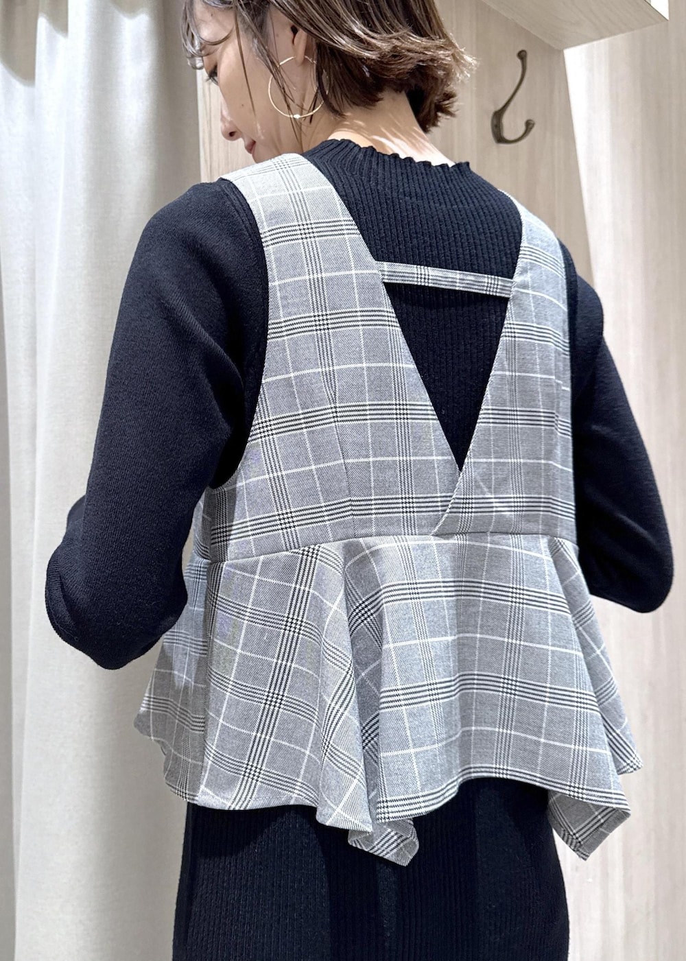 グレー系のテーラードジャケット、ブラック系のショルダーバッグ、ブラック系のワンピースを着用したレディースの秋コーディネートの7枚目の写真