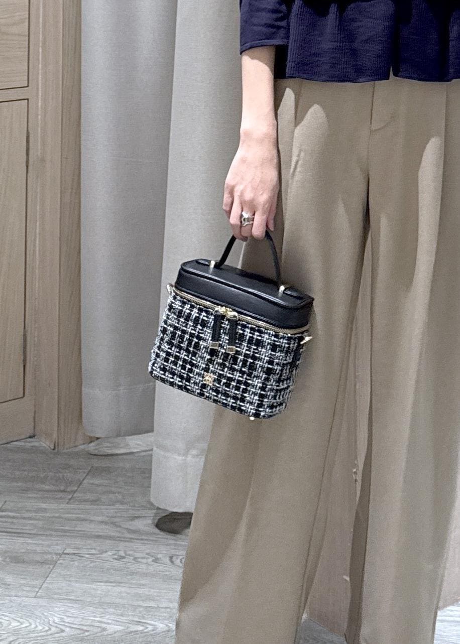 ベージュ系のスラックス、その他のハンドバッグ、ブルー系のカーディガン/ボレロを着用したレディースの冬コーディネートの7枚目の写真