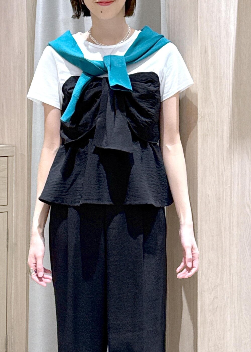 ブルー系のカーディガン/ボレロ、ブラック系のTシャツ/カットソー、ブラック系のスラックスを着用したレディースの春コーディネートの8枚目の写真