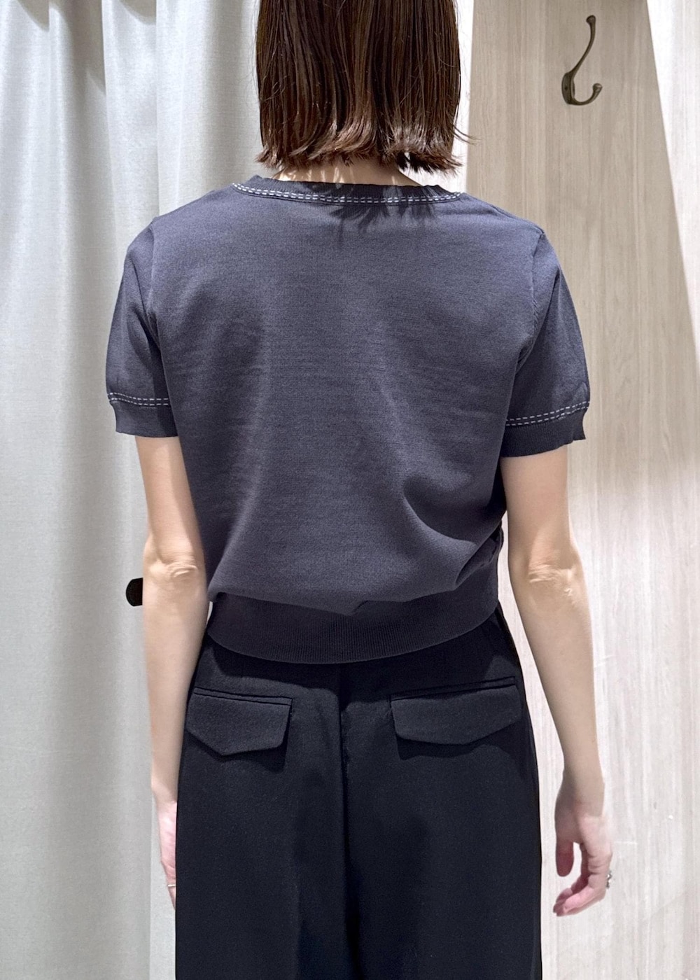ブラウン系のトートバッグ、ブラウン系のパンプス、ブラック系のその他パンツを着用したレディースの春コーディネートの8枚目の写真