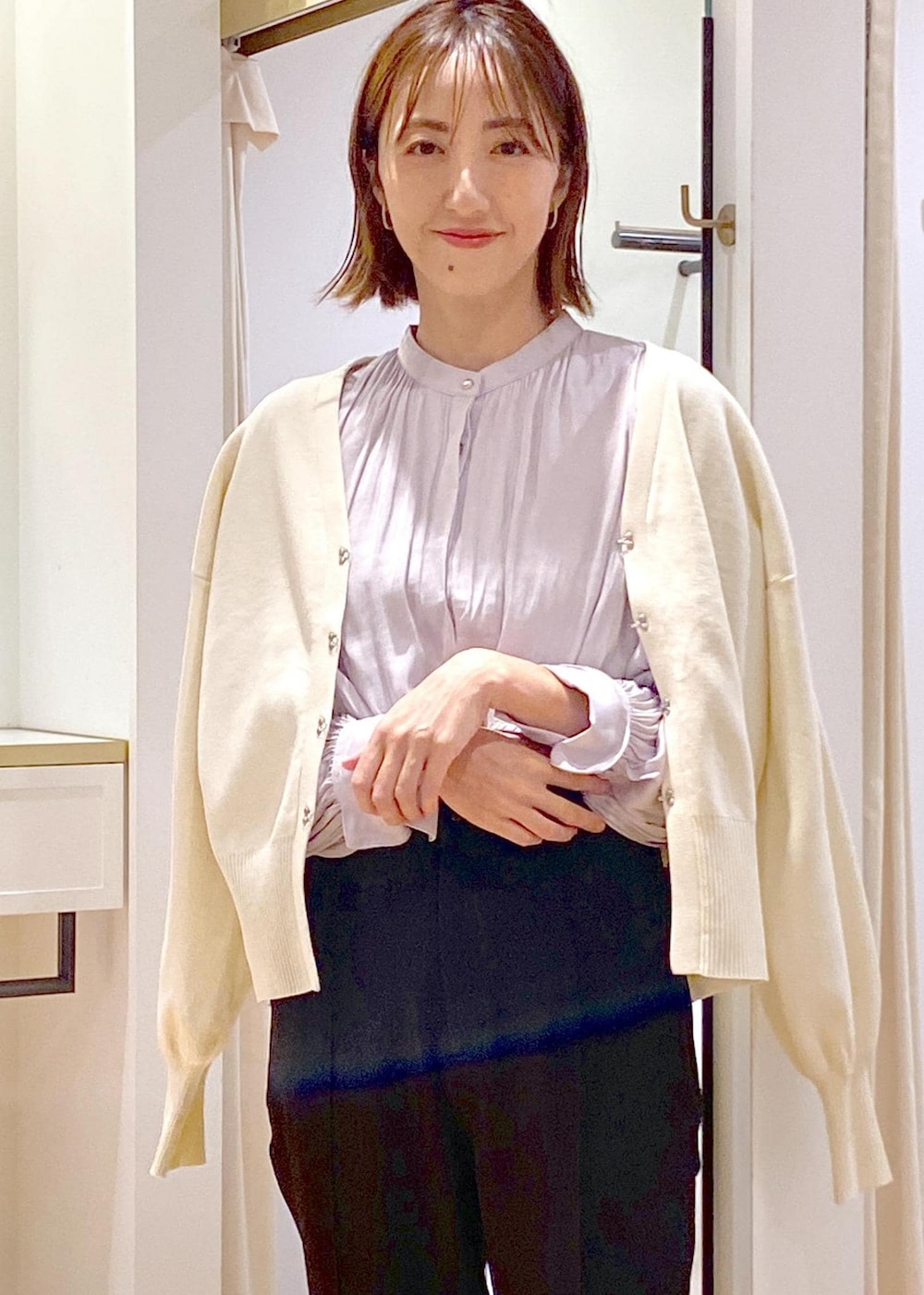 ブラウン系のショルダーバッグ、ブラック系のサンダル、ブラック系のスラックスを着用したレディースの秋コーディネートの5枚目の写真