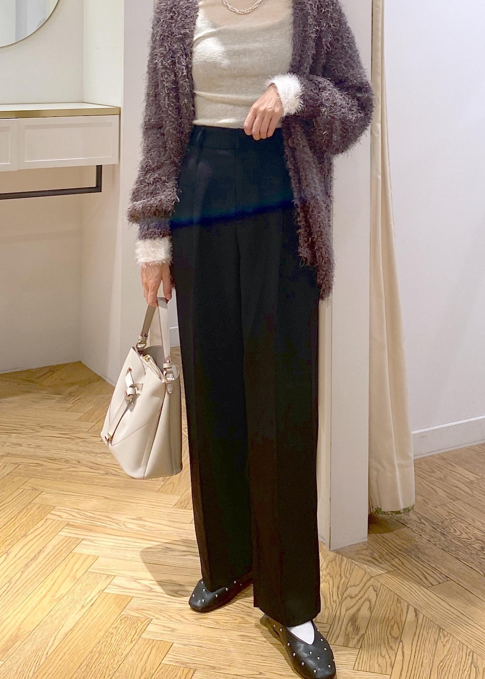 ブラック系のバレエシューズ、グレー系のカーディガン/ボレロ、ホワイト系のニット/セーターを着用したレディースの秋コーディネートの4枚目の写真