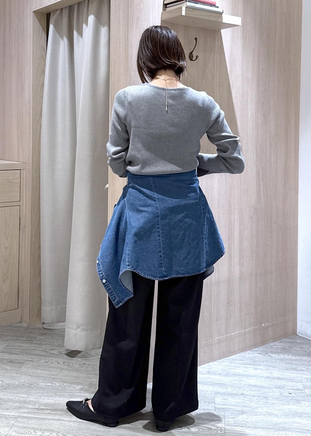 ブラック系のその他パンツ、ブラック系のパンプス、ブルー系のシャツ/ブラウスを着用したレディースの秋コーディネートの3枚目の写真