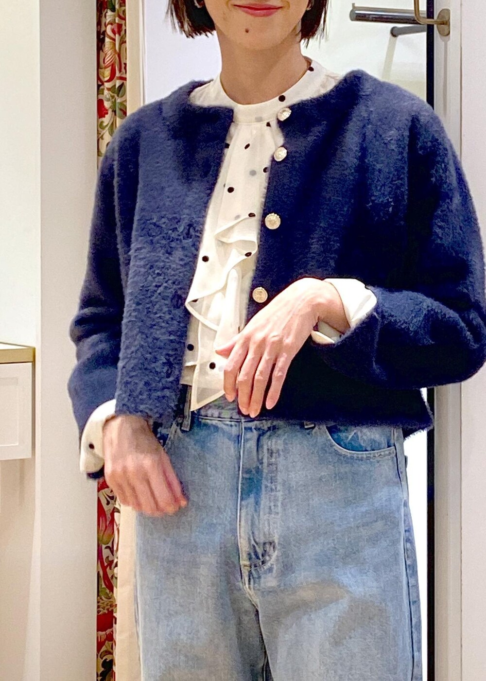 シルバー系のパンプス、ベージュ系のシャツ/ブラウス、ブルー系のカーディガン/ボレロを着用したレディースの冬コーディネートの8枚目の写真