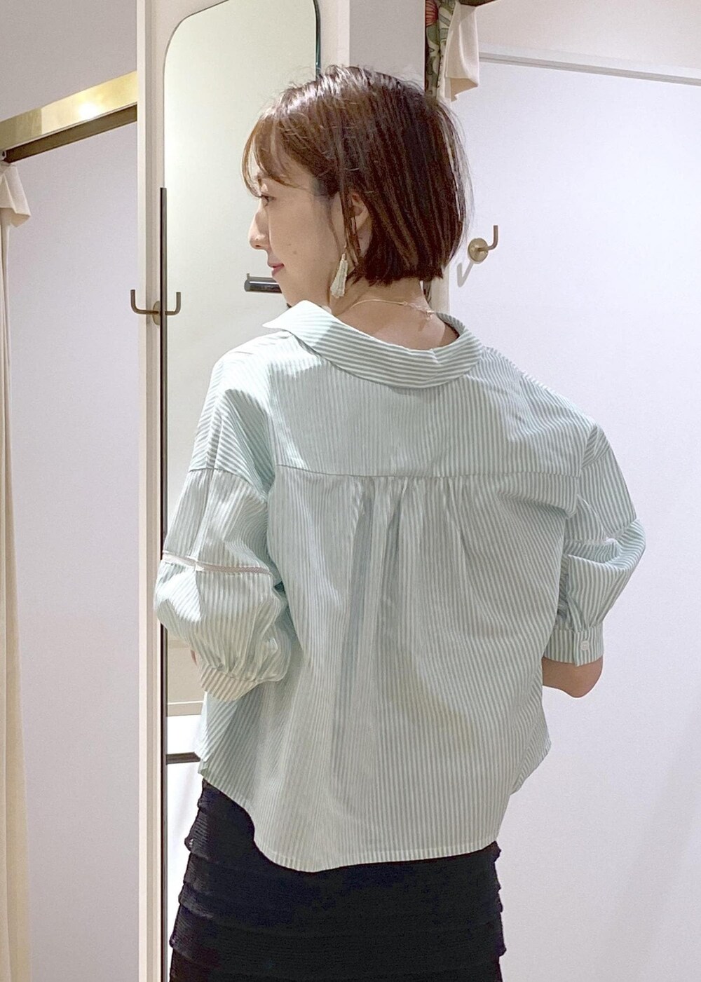 ブラック系のキャミソール、ブラック系のサンダル、ブラック系のスカートを着用したレディースの夏コーディネートの6枚目の写真