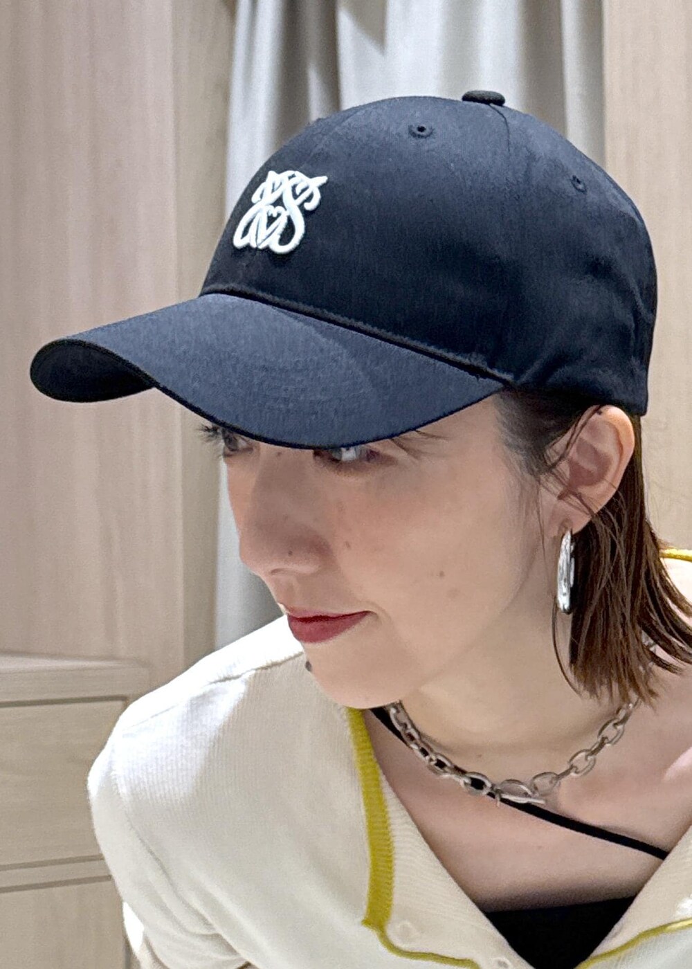 ブラック系のキャミソール、シルバー系のショルダーバッグ、ブラック系のパンプスを着用したレディースの秋コーディネートの9枚目の写真