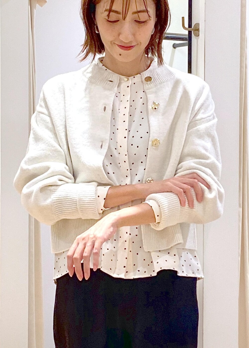 ブラウン系のハンドバッグ、ブラック系のバレエシューズ、ブラック系のスラックスを着用したレディースの秋コーディネートの6枚目の写真