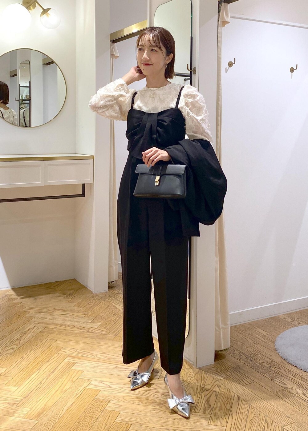 「大人シンプル、きれいめシンプル、初秋コーデ、秋コーデ、初冬コーデ、お仕事コーデ、セレモニーコーデ、結婚式コーデ、卒業式コーデ、卒園式コーデ、授業参観日コーデ、入学式コーデ、入園式コーデ、デートコーデ、お出かけコーデ」｜「Juzeのビッグリボンパンプス（パンプス、シルバー系）」を使った、eric08さん（レディース・166cm）の秋コーディネートの4枚目の写真