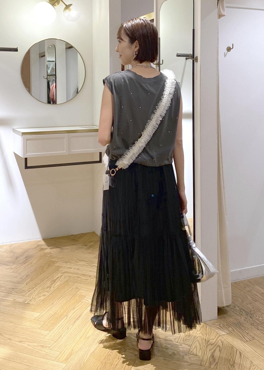 「シアー、チュール、キレイめカジュアル、高身長コーディネート、グレー、Tシャツ、カットソー、夏コーデ、大人カジュアル、スカートスタイル、ワントーンコーデ、モノトーンコーデ、カジュアルコーデ、シンプルコーデ、VIS」｜「Juzeのクローズトゥサンダル（サンダル、ブラック系）」を使った、eric08さん（レディース・166cm）の夏コーディネートの3枚目の写真