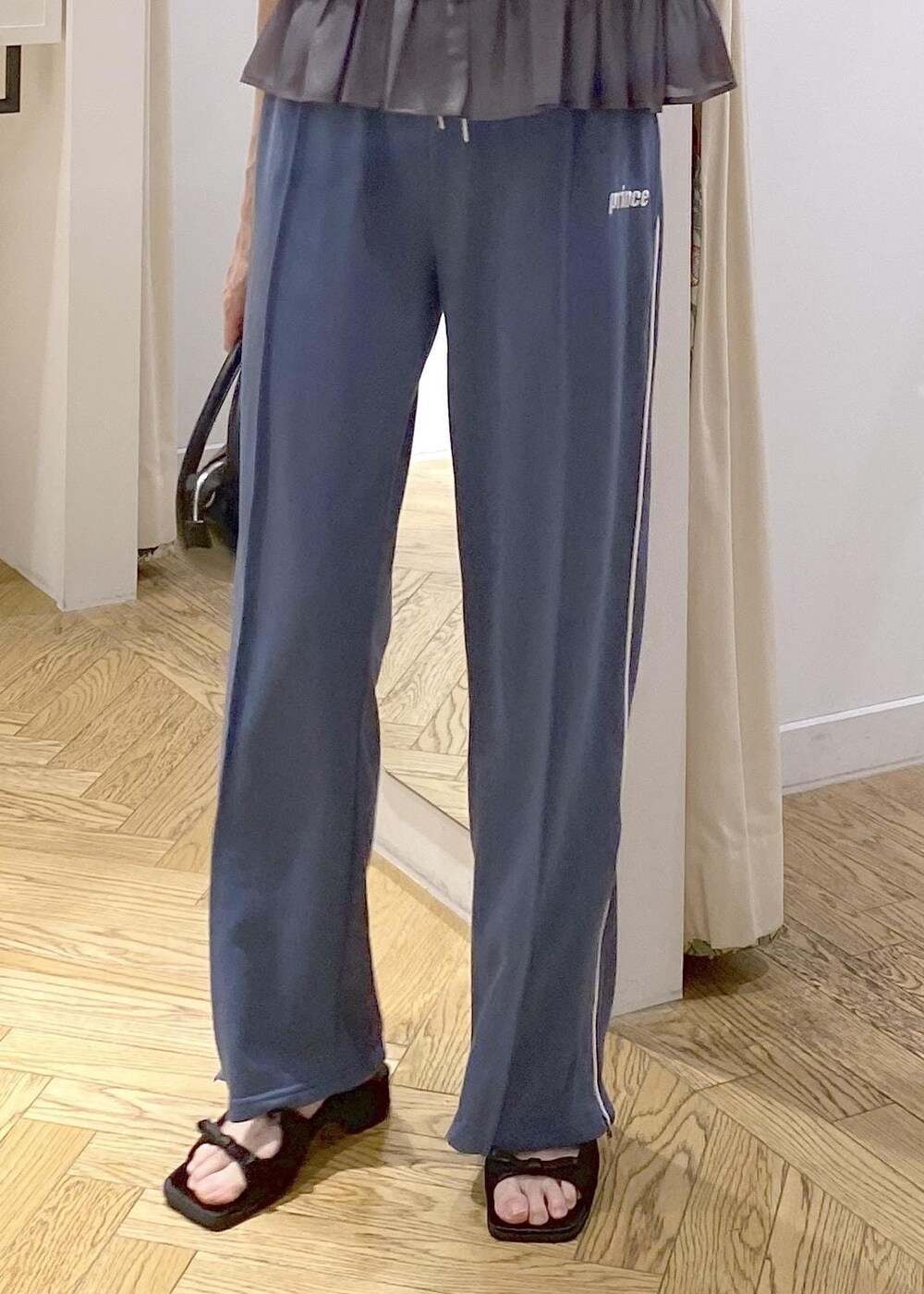 ブラック系のサンダル、ブラック系のキャミソール、グレー系のシャツ/ブラウスを着用したレディースの夏コーディネートの7枚目の写真