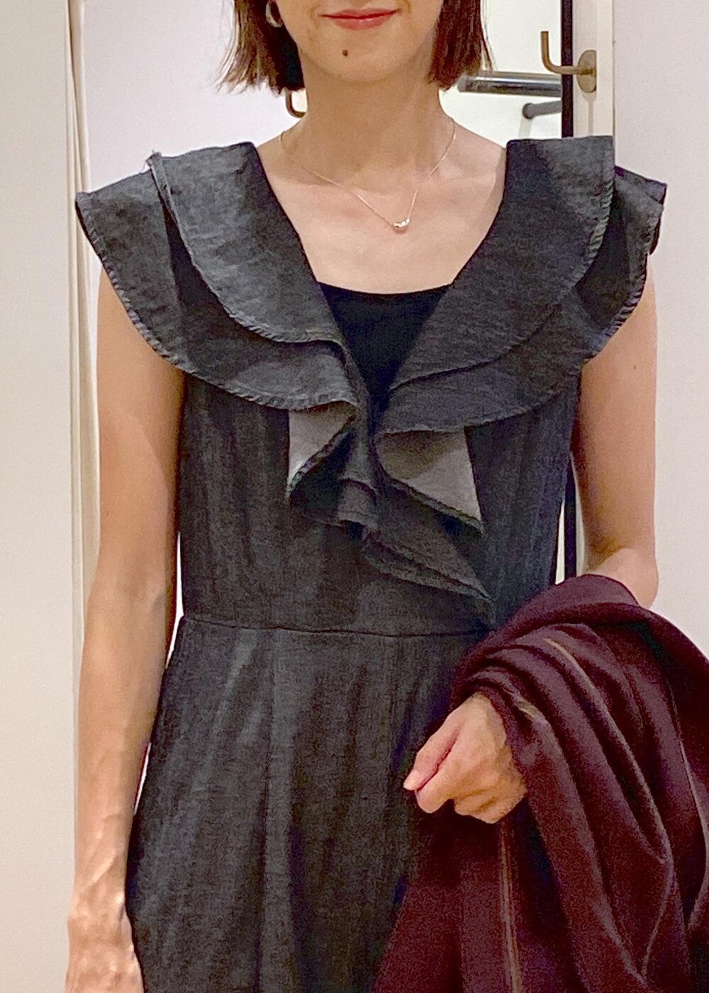 ブラック系のキャミソール、ブラック系のハンドバッグ、グレー系のドレスシューズを着用したレディースの夏コーディネートの7枚目の写真