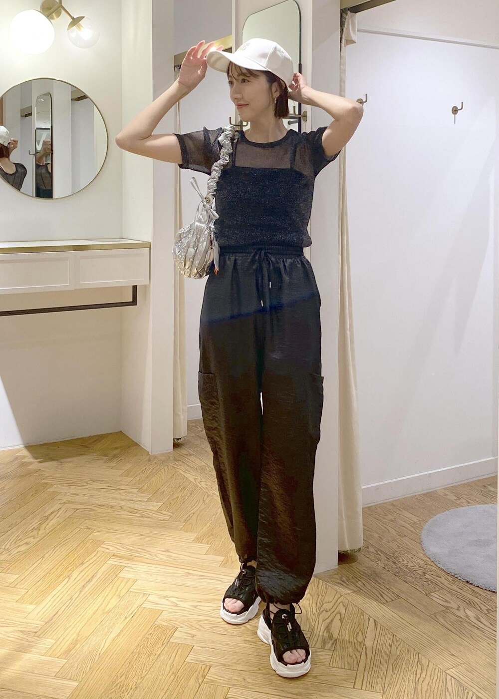 ブラック系のサンダル、シルバー系のショルダーバッグ、ブラック系のキャミソールを着用したレディースの夏コーディネートの5枚目の写真