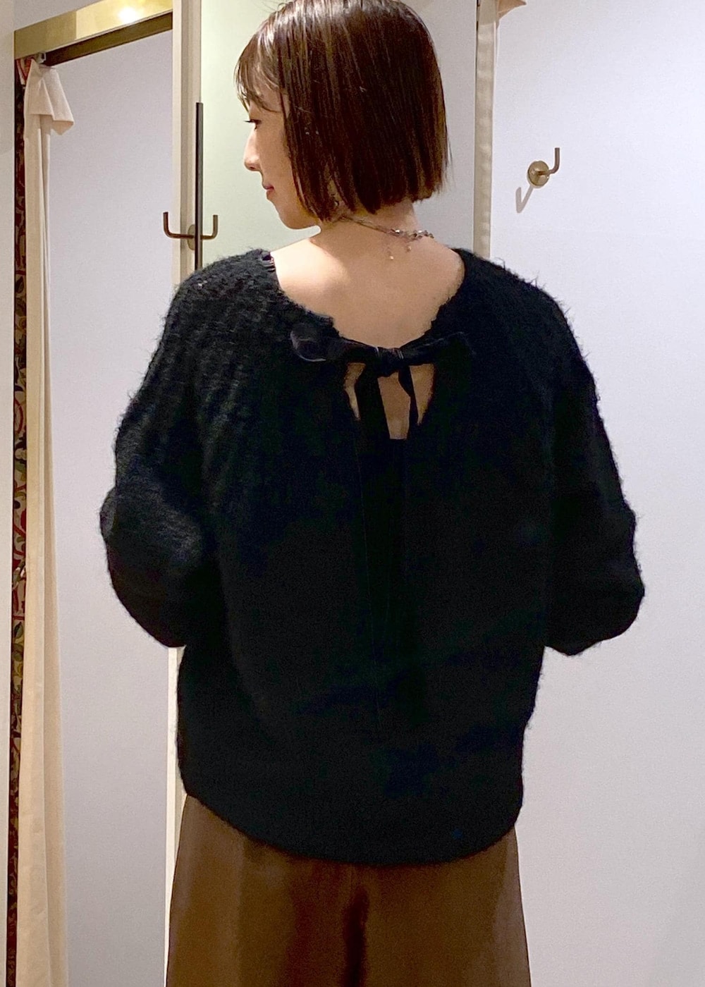 シルバー系のブーツ、ブラック系のニット/セーター、ブラウン系のその他パンツを着用したレディースの冬コーディネートの7枚目の写真