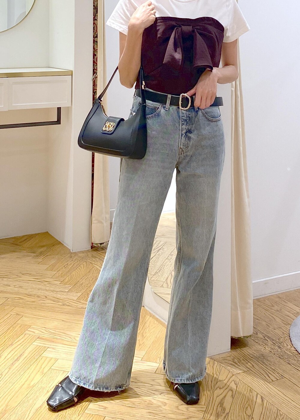 ブラック系のサンダル、ブラウン系のTシャツ/カットソー、ブルー系のデニムパンツを着用したレディースの夏コーディネートの7枚目の写真