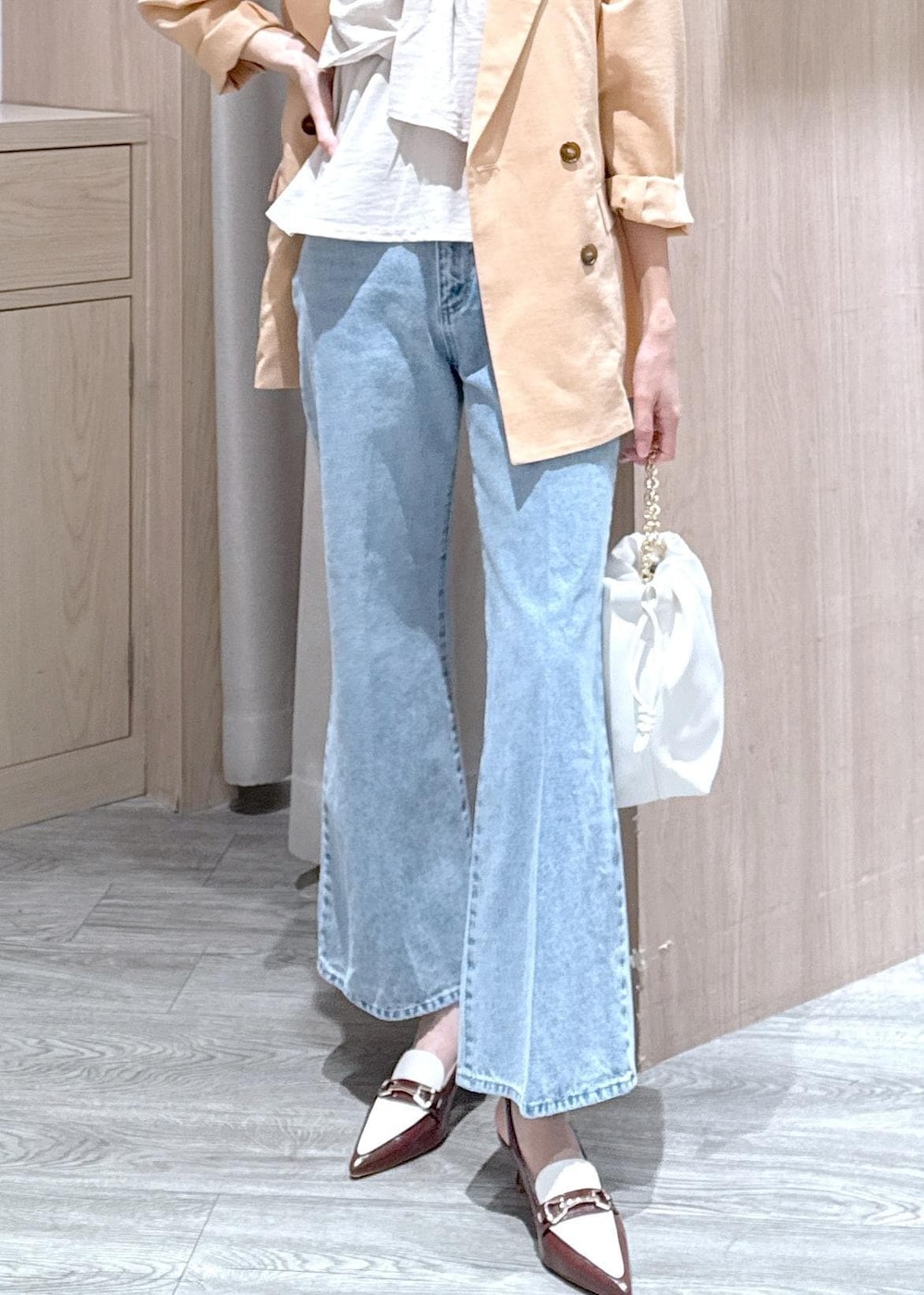 ブラウン系のパンプス、ホワイト系のTシャツ/カットソー、ブルー系のデニムパンツを着用したレディースの春コーディネートの5枚目の写真