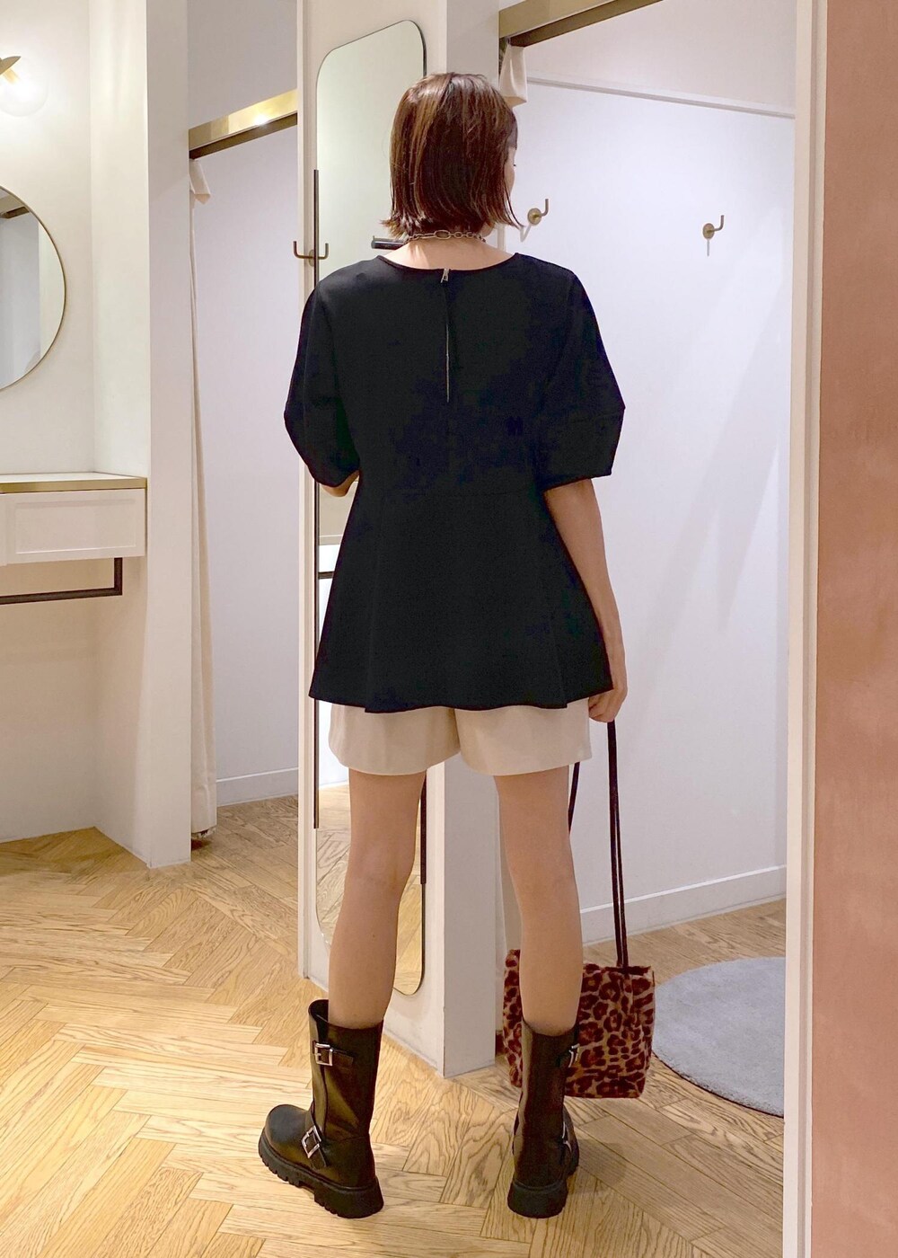 ブラック系のブーツ、ブラック系のTシャツ/カットソー、ベージュ系のその他パンツを着用したレディースの秋コーディネートの2枚目の写真