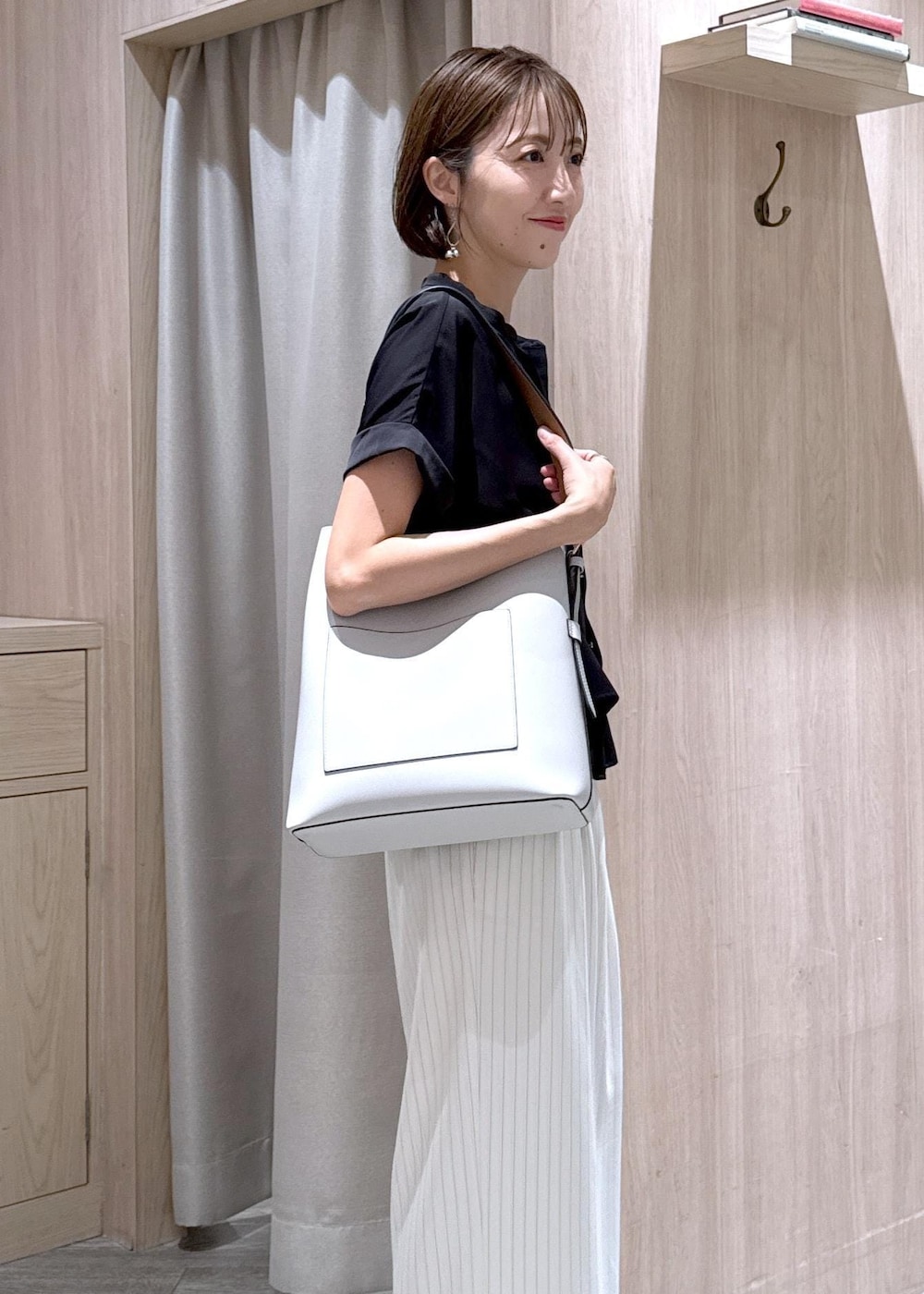 ブラック系のパンプス、ベージュ系のキャミソール、ブラック系のシャツ/ブラウスを着用したレディースの夏コーディネートの7枚目の写真