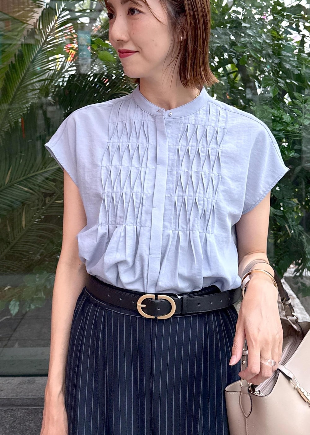 ブラック系のサンダル、ブルー系のシャツ/ブラウス、ブルー系のその他パンツを着用したレディースの夏コーディネートの9枚目の写真