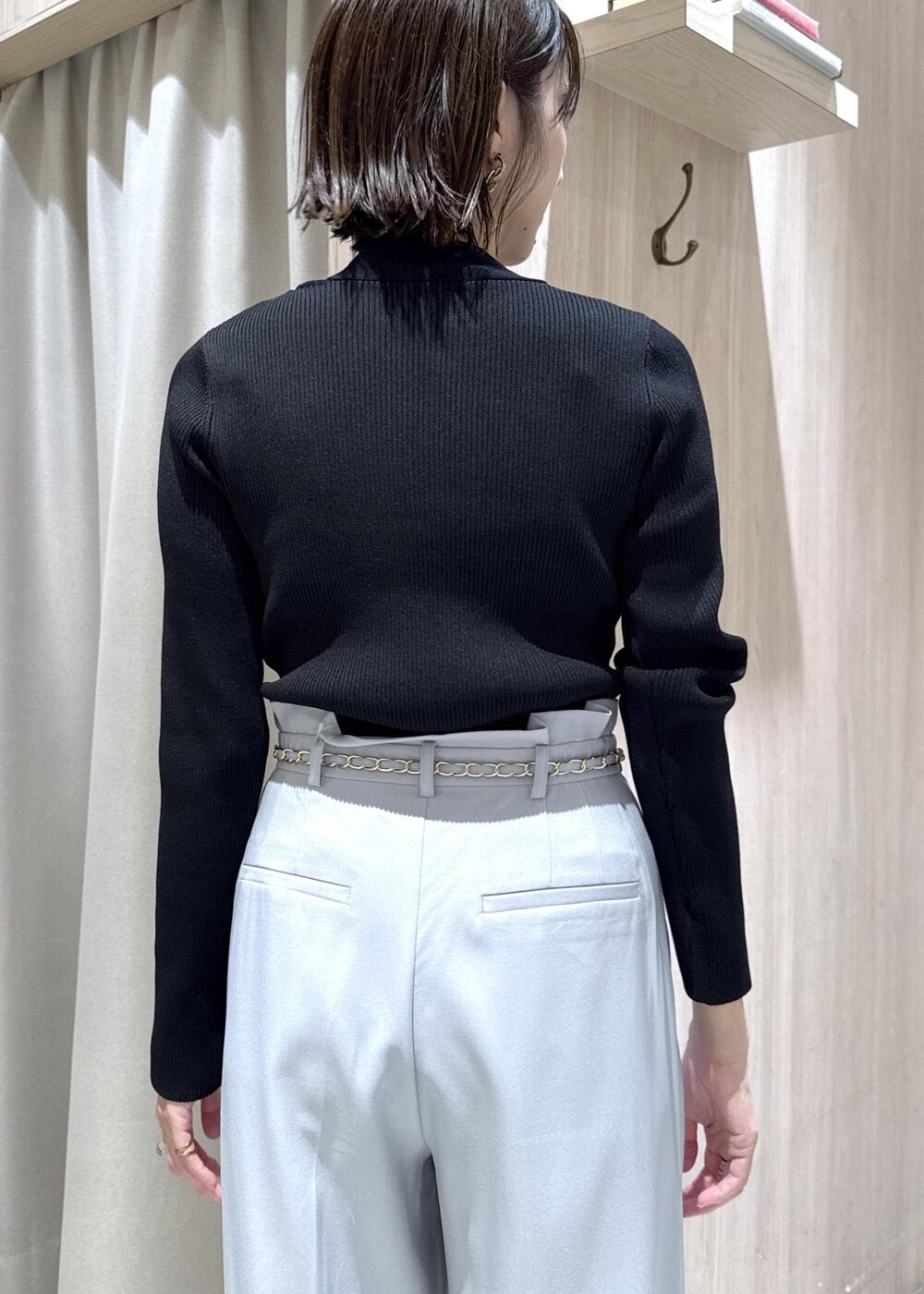 ブルー系のその他パンツ、グレー系のテーラードジャケット、ブラック系のハンドバッグを着用したレディースの秋コーディネートの10枚目の写真