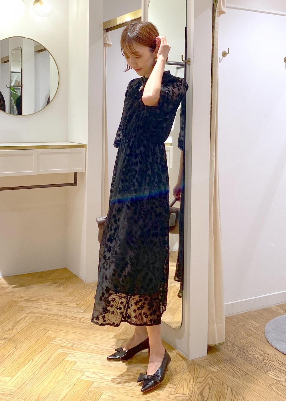 「ワンピースコーデ、お呼ばれ、結婚式、初秋コーデ、セレモニーコーデ、卒業式コーデ、卒園式コーデ、入学式コーデ、入園式コーデ、女子会コーデ、フェミニンコーデ、きれいめコーデ、VIS、ナチュラル、ブルべ夏」｜「VISのビジュー×淡水パールイヤリング（イヤリング、ゴールド系）」を使った、eric08さん（レディース・166cm）の秋コーディネートの5枚目の写真