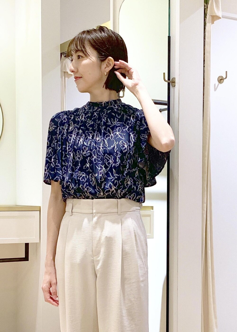 ブルー系のハンドバッグ、シルバー系のパンプス、ブルー系のシャツ/ブラウスを着用したレディースの春コーディネートの5枚目の写真