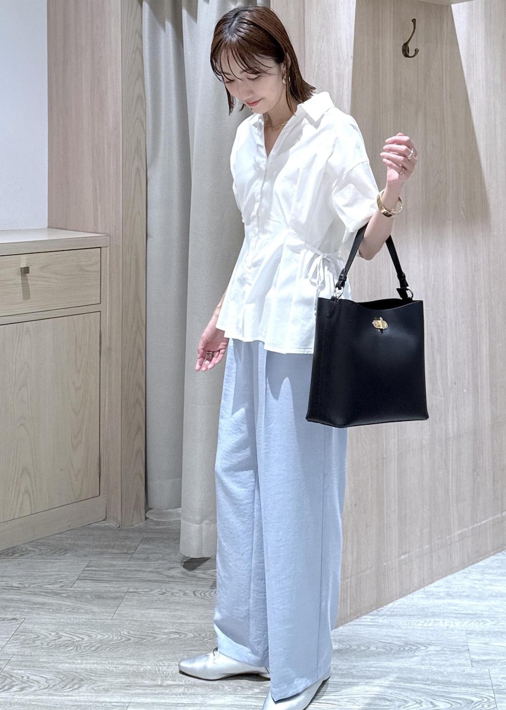 ホワイト系のシャツ/ブラウス、ブルー系のその他パンツ、ブラック系のショルダーバッグを着用したレディースの夏コーディネートの3枚目の写真