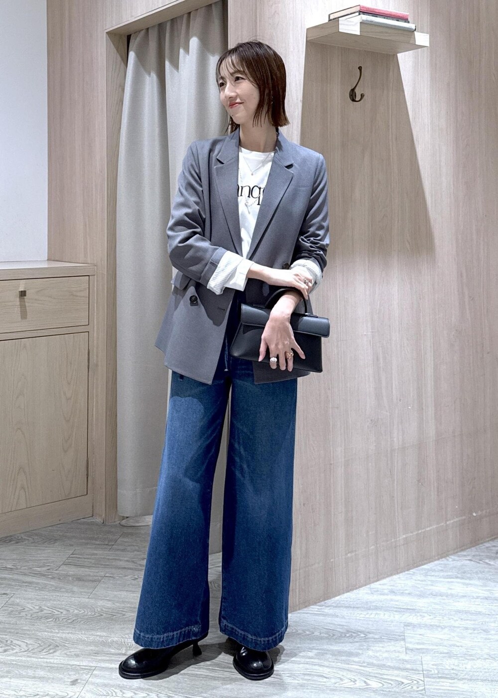 ブラック系のショルダーバッグ、グレー系のテーラードジャケット、ホワイト系のTシャツ/カットソーを着用したレディースの冬コーディネートの10枚目の写真