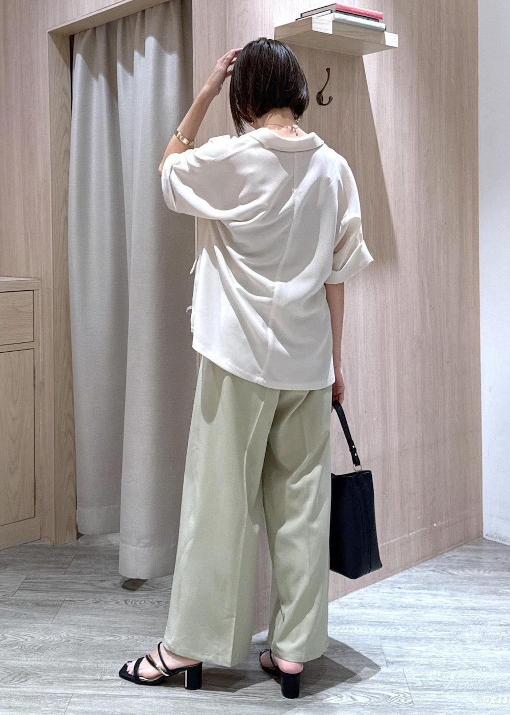 ベージュ系のキャミソール、ブラック系のサンダル、ブラック系のトートバッグを着用したレディースの夏コーディネートの3枚目の写真