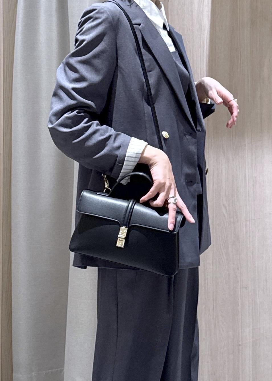 ブラック系のパンプス、グレー系のシャツ/ブラウス、グレー系のその他パンツを着用したレディースの冬コーディネートの4枚目の写真