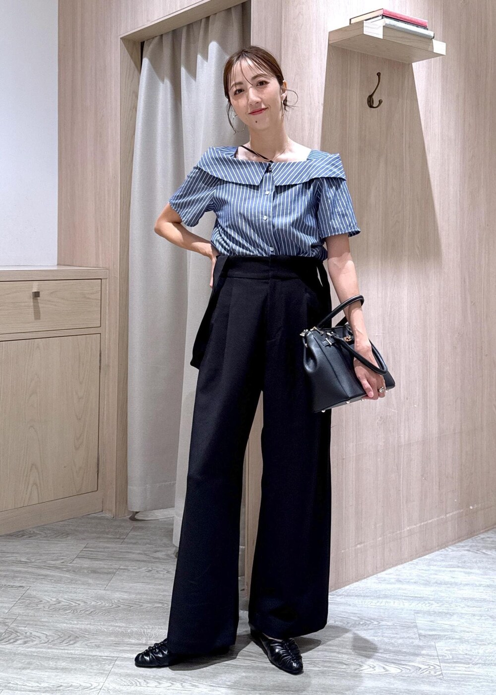 ブラック系のキャミソール、ブラック系のショルダーバッグ、ブルー系のシャツ/ブラウスを着用したレディースの夏コーディネートの4枚目の写真