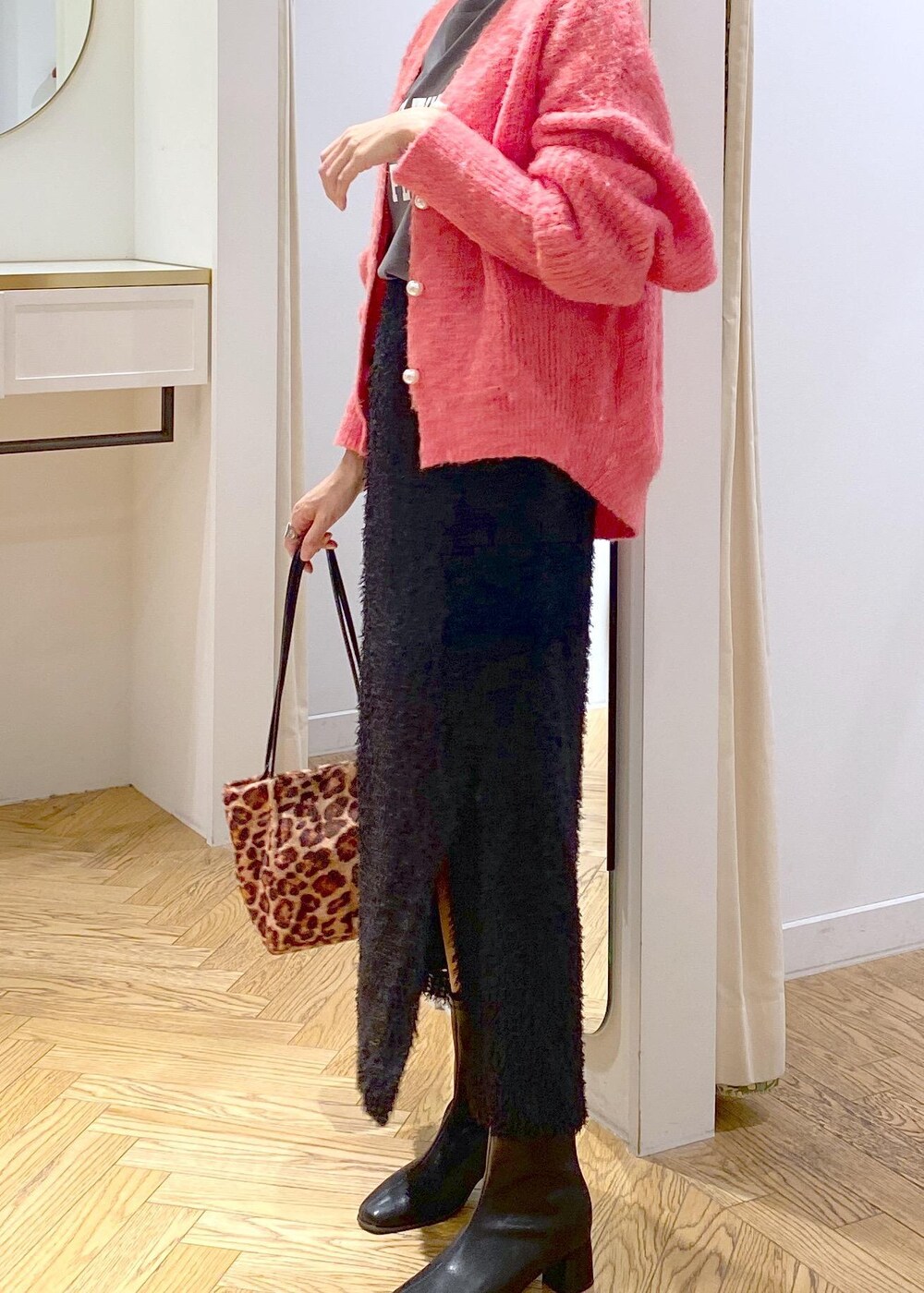 ブラック系のスカート、その他のショルダーバッグ、ブラック系のTシャツ/カットソーを着用したレディースの秋コーディネートの4枚目の写真