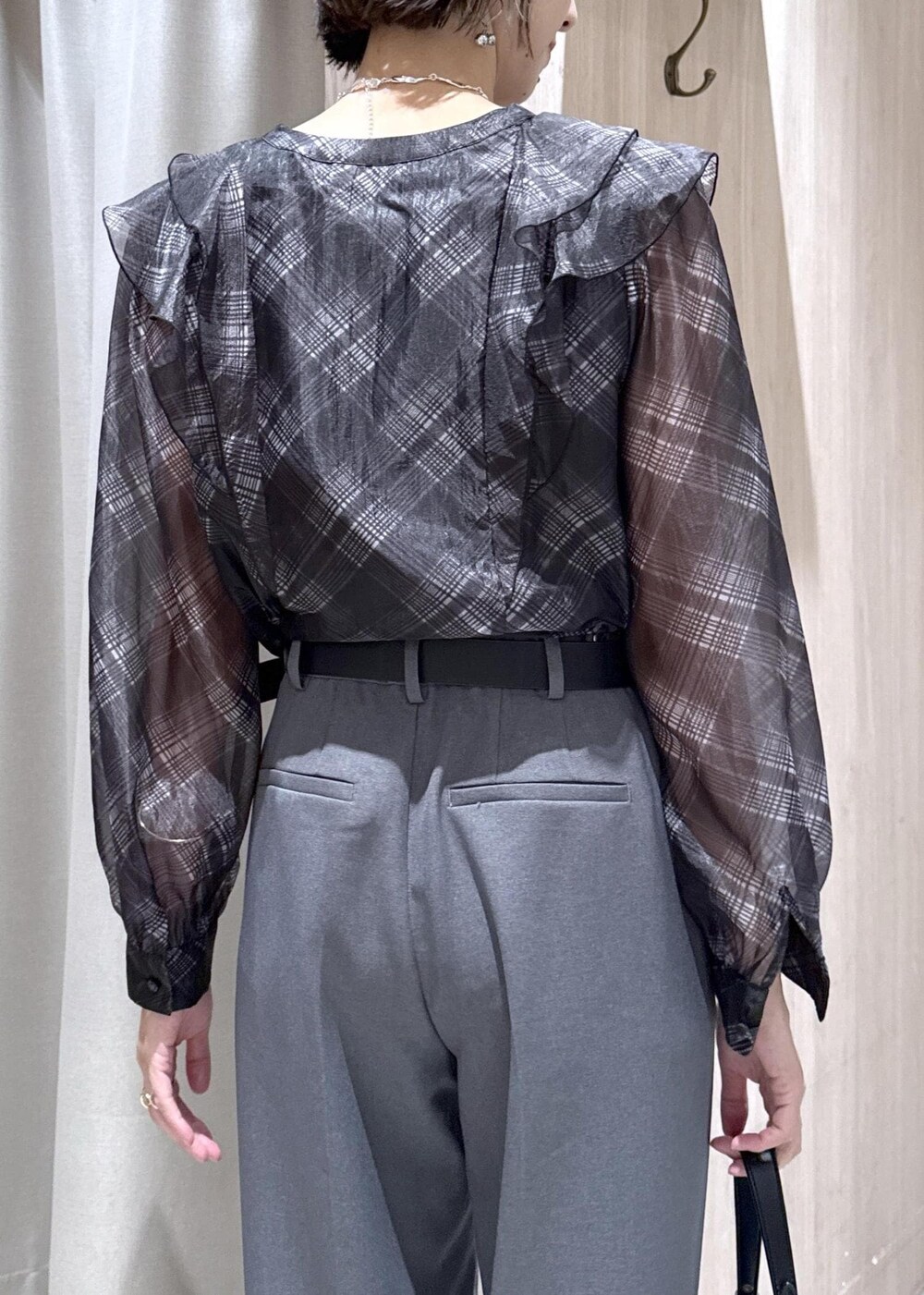 ブラック系のトートバッグ、ブラック系のローファー、ブラック系のシャツ/ブラウスを着用したレディースの秋コーディネートの9枚目の写真