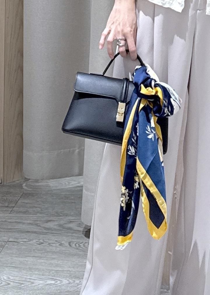 ベージュ系のその他パンツ、ホワイト系のカーディガン/ボレロ、ブラック系のショルダーバッグを着用したレディースの春コーディネートの8枚目の写真