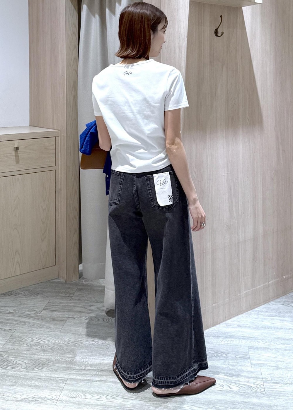 イエロー系のショルダーバッグ、ブラック系のデニムパンツ、ホワイト系のTシャツ/カットソーを着用したレディースの春コーディネートの10枚目の写真