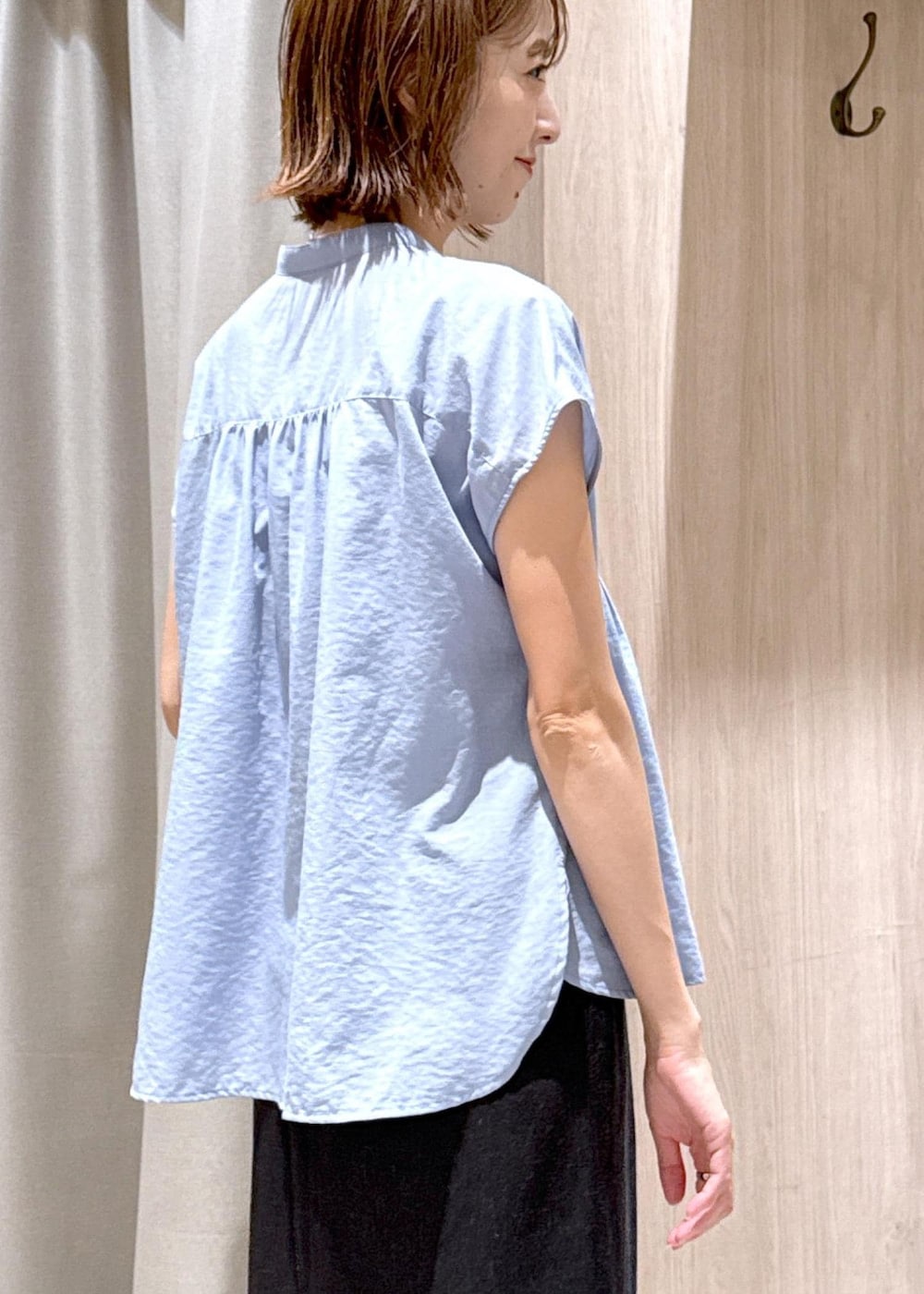 グレー系のタンクトップ、ホワイト系のテーラードジャケット、ブラック系のトートバッグを着用したレディースの夏コーディネートの8枚目の写真