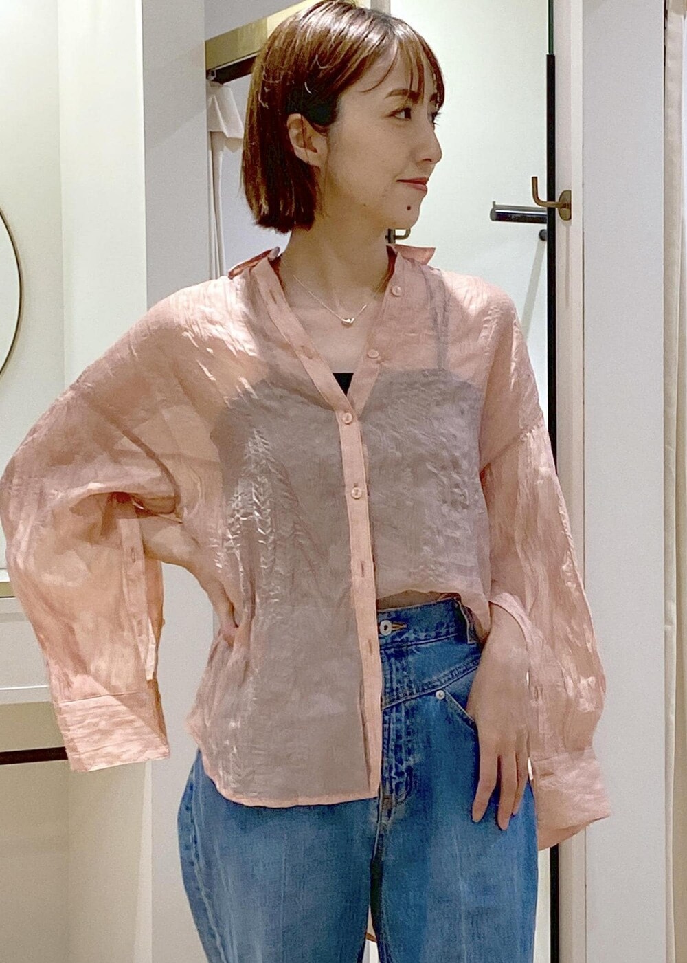 シルバー系のパンプス、ブラック系のキャミソール、シルバー系のハンドバッグを着用したレディースの夏コーディネートの5枚目の写真