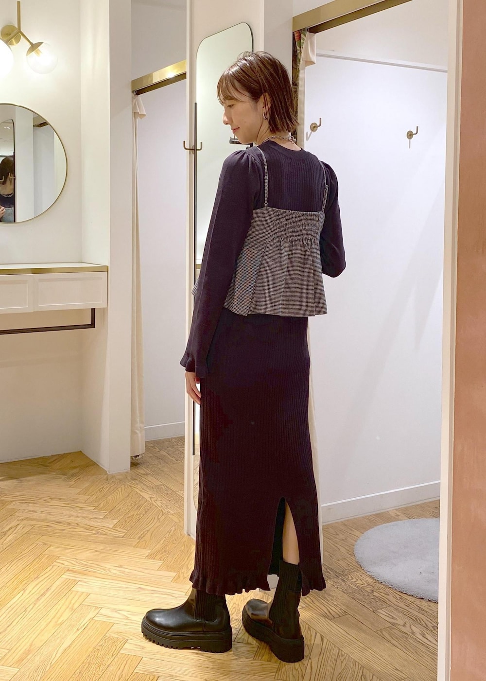 ブラック系のショルダーバッグ、ブラック系のブーツ、ベージュ系のテーラードジャケットを着用したレディースの秋コーディネートの8枚目の写真