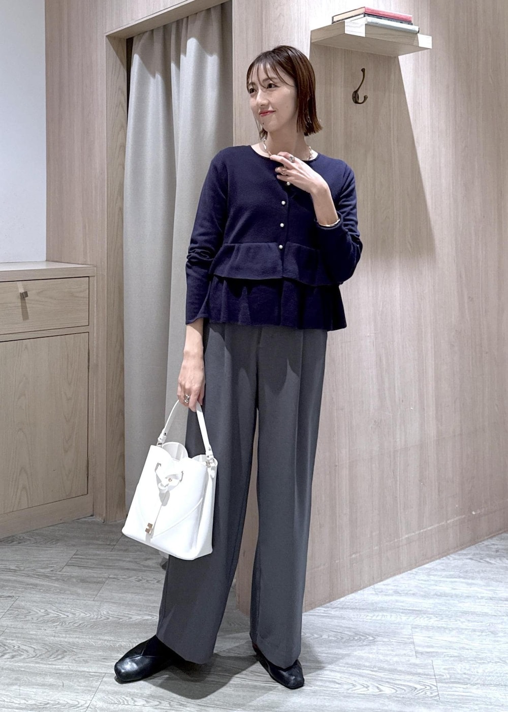 ホワイト系のショルダーバッグ、ブルー系のカーディガン/ボレロ、グレー系のその他アウターを着用したレディースの冬コーディネートの9枚目の写真