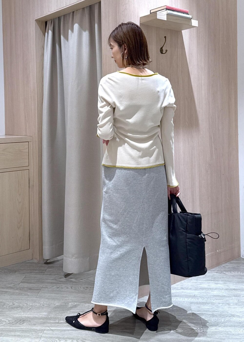 ブラック系のキャミソール、ブラック系のトートバッグ、ベージュ系のカーディガン/ボレロを着用したレディースの秋コーディネートの4枚目の写真